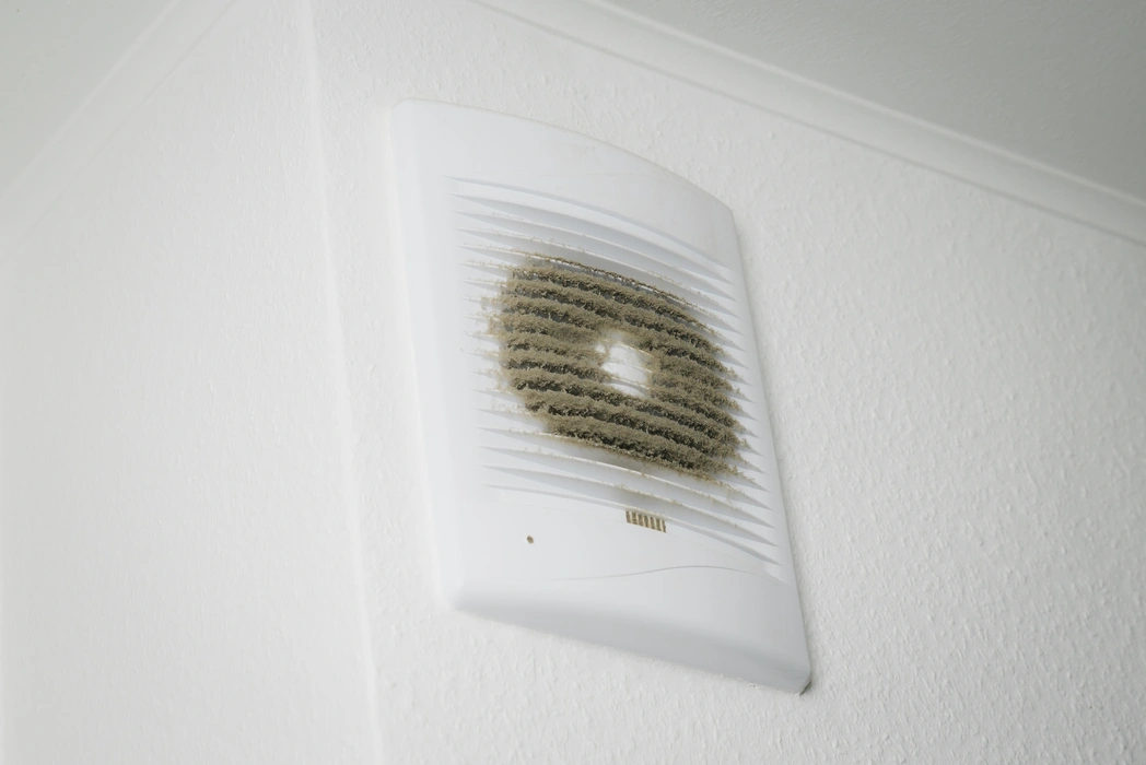 Extractor de aire sucio antes de limpieza profesional